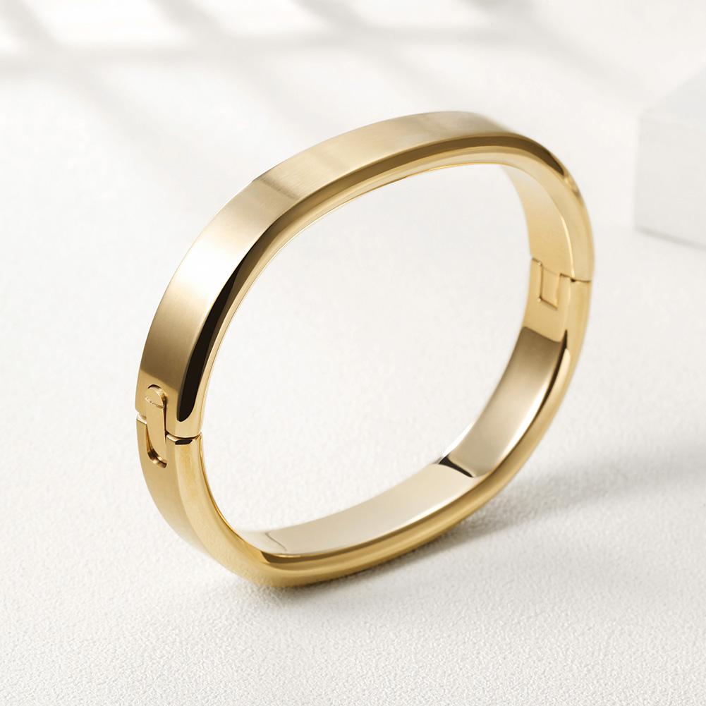 Vesta Minimalist Bangle
